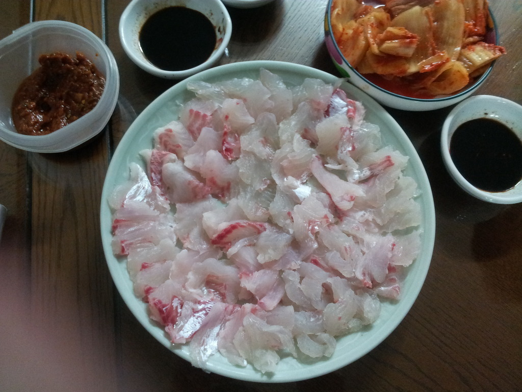 집앞이 바닷가인 어느 가정의 흔한 식탁 | 인스티즈