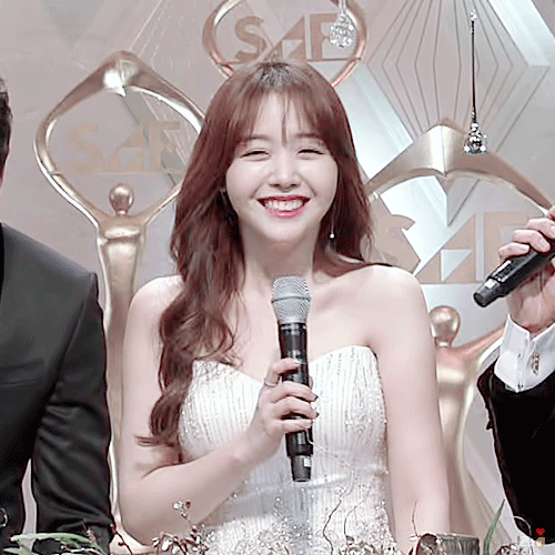 SBS연기대상 민아 혜리 직찍.jpgif | 인스티즈