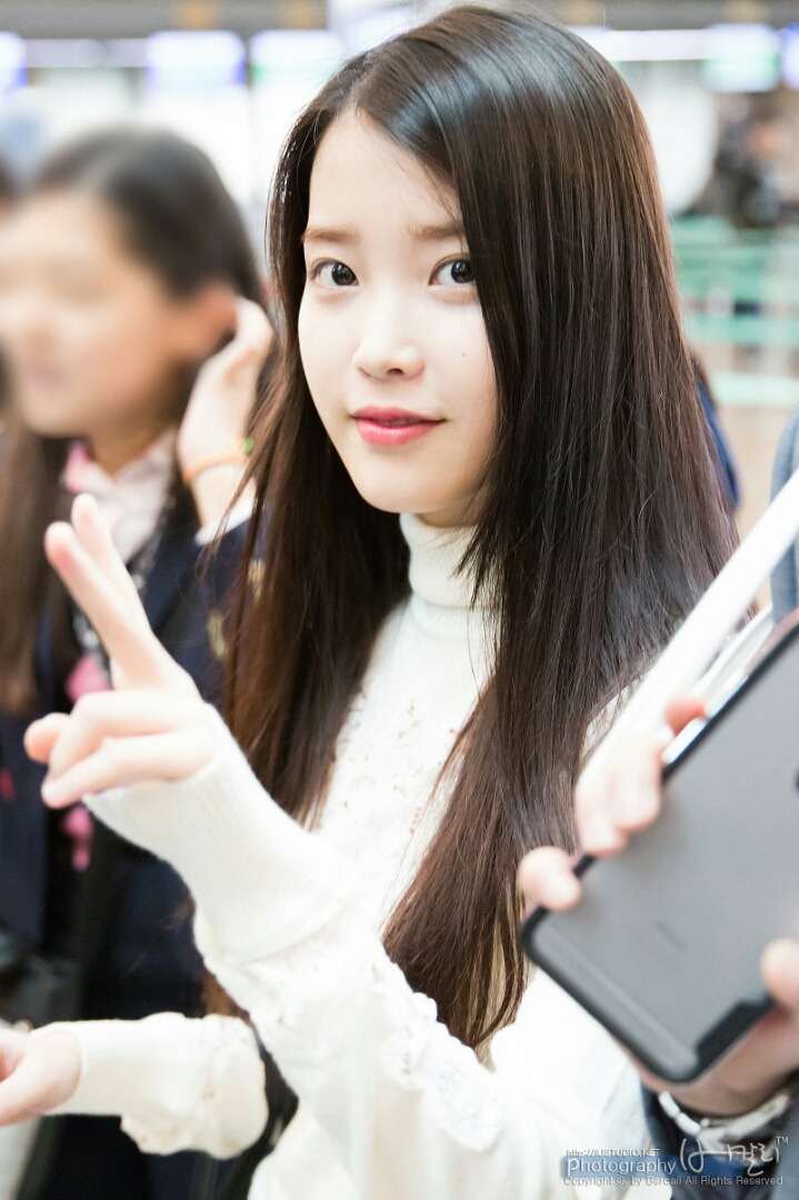 [15.10.21] 오늘자 아이유 홍콩 출국.jpg | 인스티즈