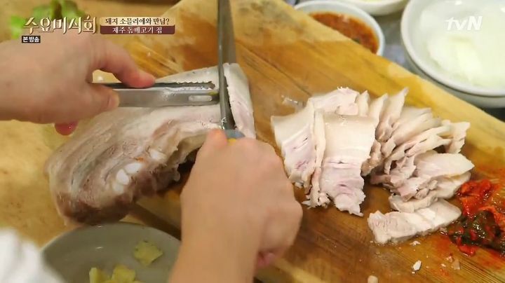 직접 도마위에 썰어주는 제주도 돔베고기집.jpg | 인스티즈