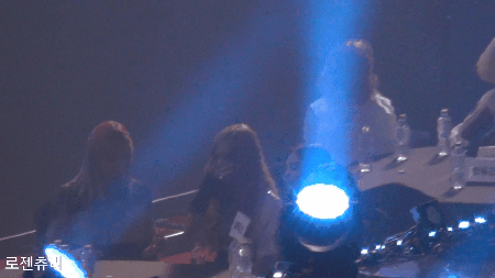 [블랙핑크] 물병 가지고 이상한짓 하는 지수.gif | 인스티즈