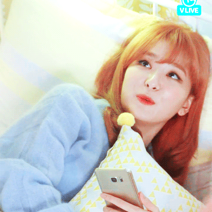 침대에 누워있는 슬기.gif | 인스티즈