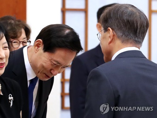 문재인 대통령 송영무 국방부 장관에게 임명장 수여.jpg | 인스티즈