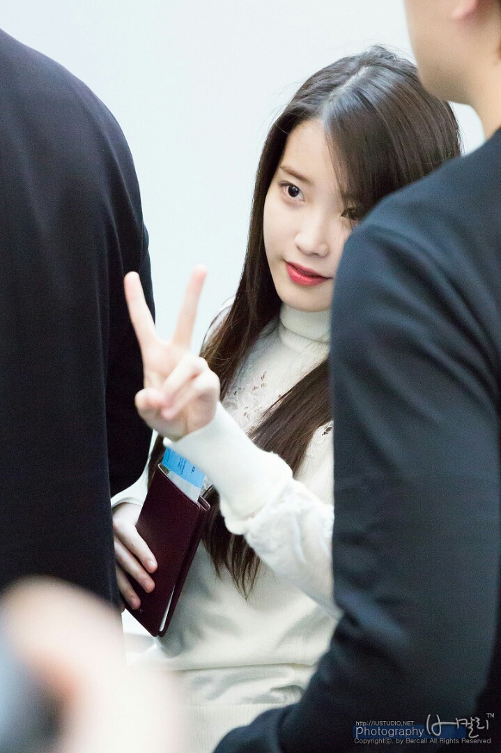 [15.10.21] 오늘자 아이유 홍콩 출국.jpg | 인스티즈