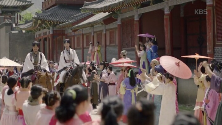 [화랑] 1500년 전 인기 아이돌 화랑 출근길 풍경.jpg (feat.럽라 떡밥) | 인스티즈
