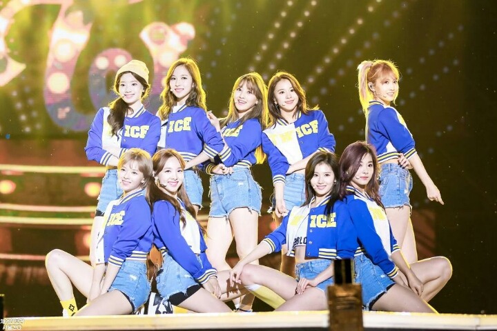 데뷔 1주년 기념 [트와이스] 단체 사진 털기 | 인스티즈
