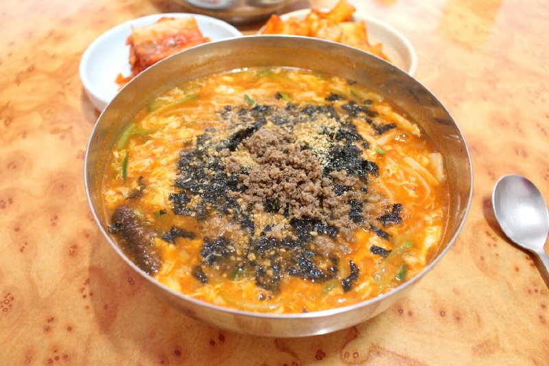 [장칼국수] 칼국수처럼 뽀얀 국물이 아닌 붉은색으로 얼큰해보이는 장칼국수 | 인스티즈