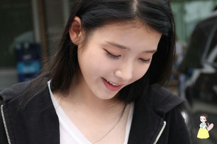 촬영 응원 온 중국팬들과 사진찍는 아이유 | 인스티즈