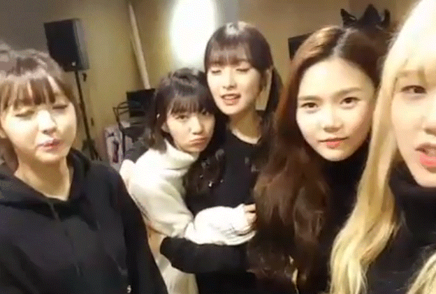 오마이걸 아린 비니 뽀뽀.gif | 인스티즈