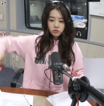 거수경례 하는 소혜.gif | 인스티즈