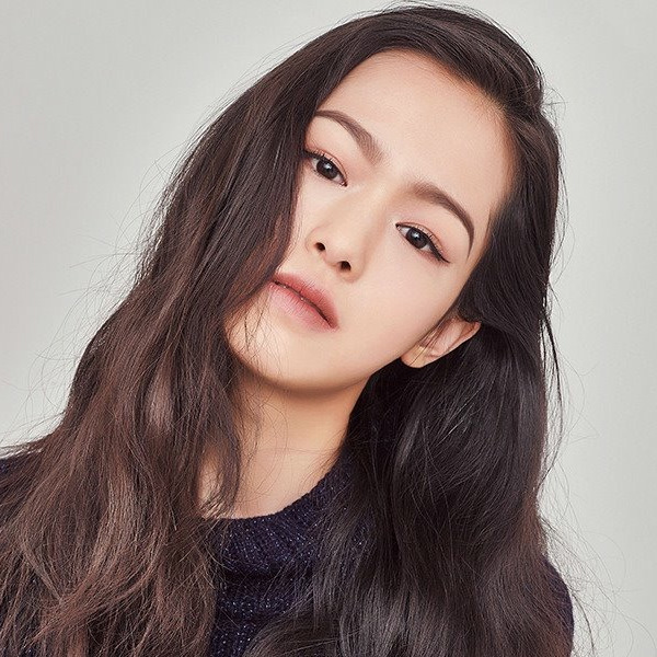 SNS에서 설리, 블랙핑크 제니 닮은걸로 화제모은 2001년생 모델 | 인스티즈