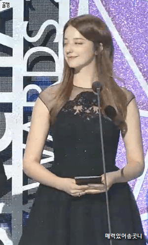 시상식장에서 안젤리나 다닐로바.jpgif | 인스티즈