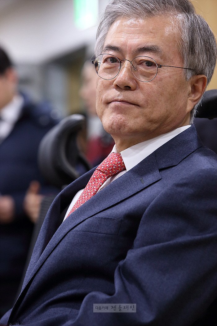 나이 들면서 얼굴의 느낌이 바뀌는듯한 문재인.jpg | 인스티즈