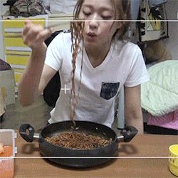 침샘어택 쩔게된다고 많이 거론되는 아이돌 먹방모음.gif | 인스티즈