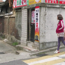 가방한테 조종당하는 아이유.gif | 인스티즈