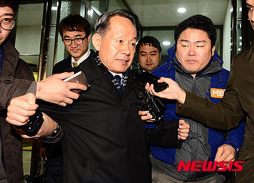 취재진과 몸싸움 하는 최윤희 전 합참의장 | 인스티즈