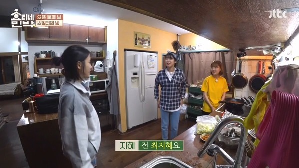 [효리네민박] 동갑내기 친구들을 만난 아이유 .jpg | 인스티즈