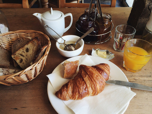 Croissant (크로와상) + Pain au Chocolat (뺑오쇼콜라) | 인스티즈