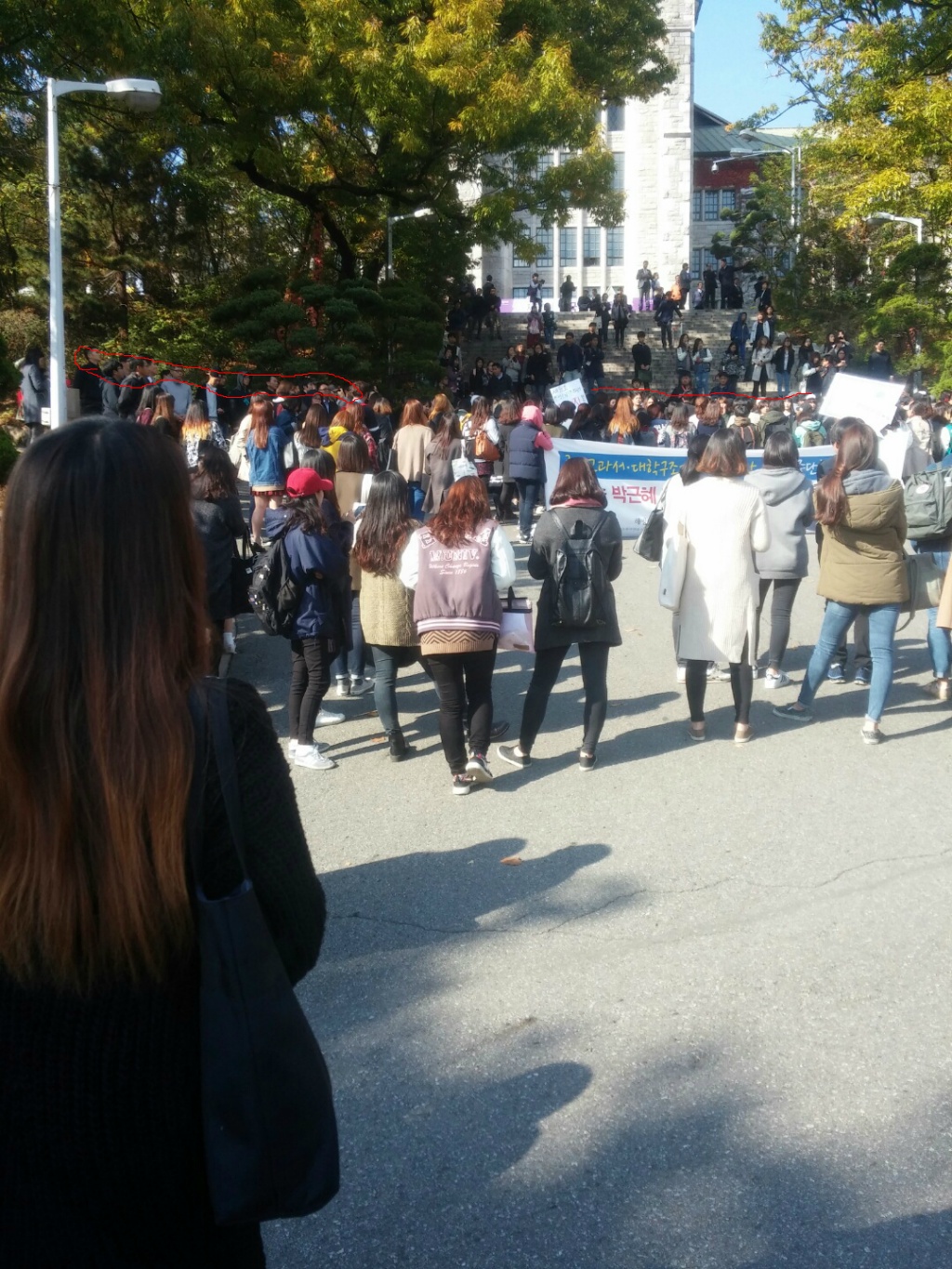이화여대 대강당 앞 사복경찰들대통령 들어오고 김을동 나경원의원도 왔대^^(사진) | 인스티즈