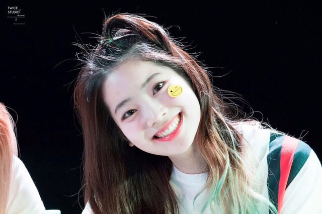 팬이 선물해준건 다 인증해주는 인증요정 트와이스 다현이 | 인스티즈