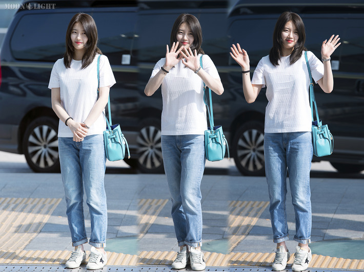 공항에서 만난 어머님이 사진 찍자니까 포즈 취하는 수지 | 인스티즈