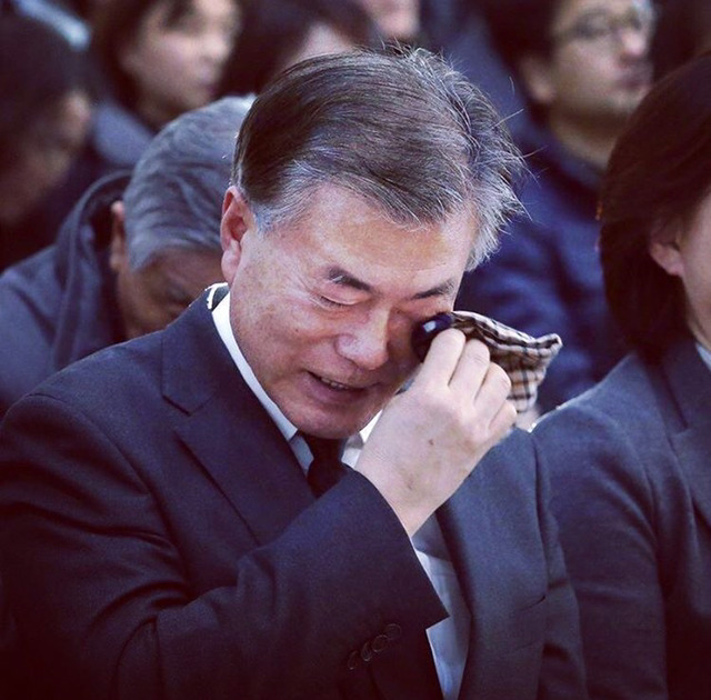 결전의 날을 하루 앞두고 지지자들이 하는 응원의 말을 리트윗하는 문재인의 심정은 어떨까 | 인스티즈
