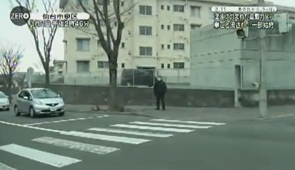 일본 지진 당시 쓰나미에 속수무책으로 당하는 자동차 안 상황.gif | 인스티즈