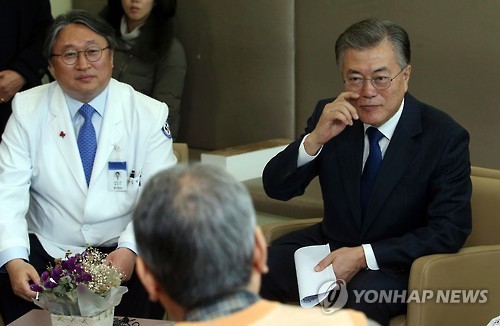 보호자없는 환자 안심병원 찾은 오늘자 문재인 .jpg | 인스티즈