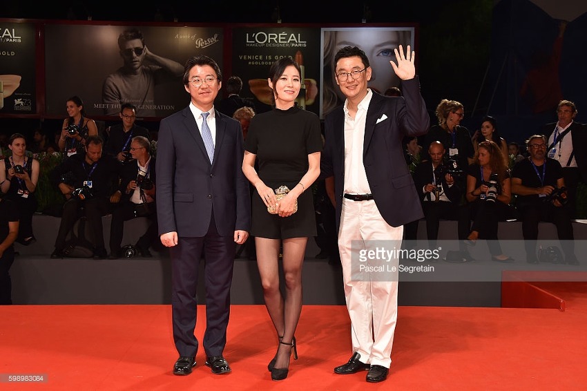  최근 베니스영화제 문소리 모습.jpg | 인스티즈