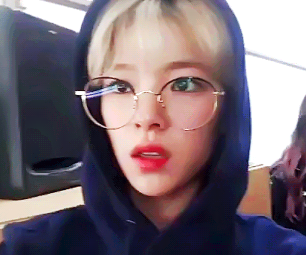 오늘자 안경 쓴 트와이스 정연 | 인스티즈