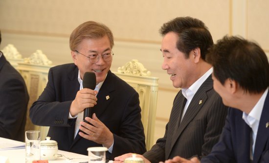 오늘 시도지사들 만난 문재인 대통령 .jpg | 인스티즈