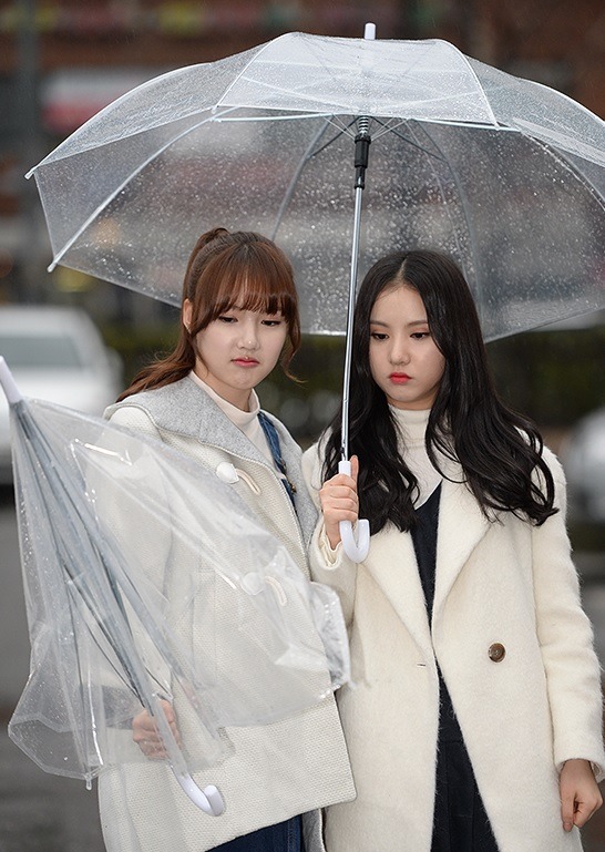 [여자친구] 우산이 망가져서 속상한 예린.jpg | 인스티즈
