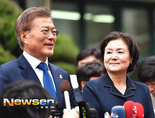 5/9 오전, 투표하는 문재인.jpg | 인스티즈