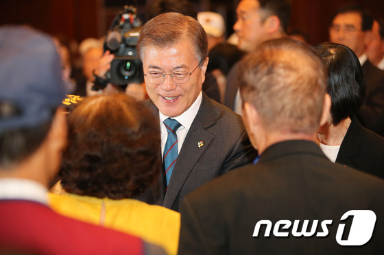 오늘자 6·25전쟁 67주년 참전유공자 위로연에 참석한 문재인 대통령 부부.jpg | 인스티즈
