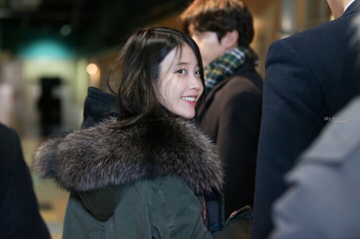 수수한 모습으로 퇴근하는 아이유.jpg | 인스티즈