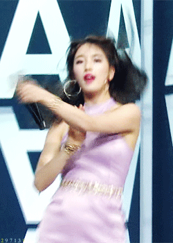 안어울리는색이 없는 수지.gif | 인스티즈