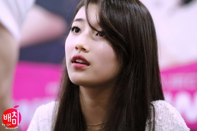 사인회에서 아이컨택 해주는 수지.gif | 인스티즈