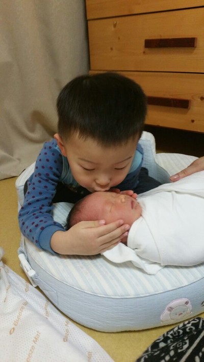 동생이 태어나서 너무 좋아하는 37개월 아기.jpg | 인스티즈
