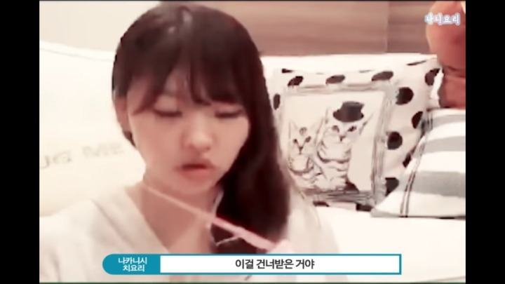 [프듀48] 쇼룸에서 최예나한테 선물받은 썰푸는 치요리.jpg (발캡쳐주의) | 인스티즈