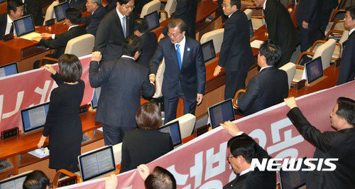시정연설 마치고 자유한국당 찾아 악수하는 문재인 대통령 | 인스티즈
