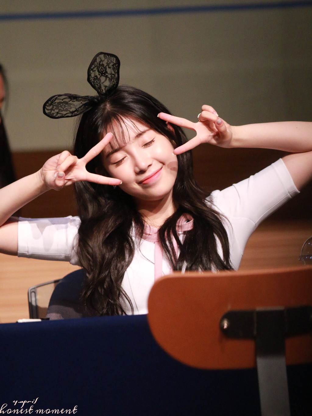 [에이프릴] 일 하다가 잠깐 쉬는 시간이 되서 채경이 | 인스티즈