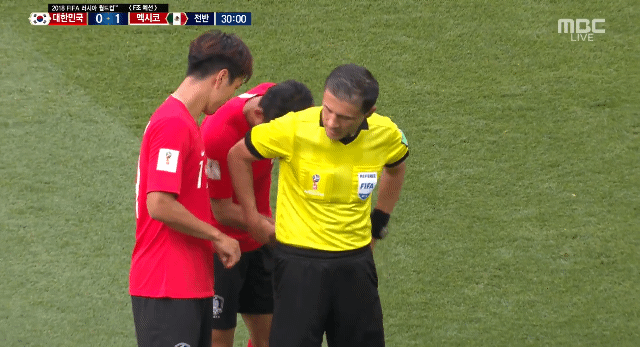 심판 도와주는(?) 우리나라 선수들..gif | 인스티즈