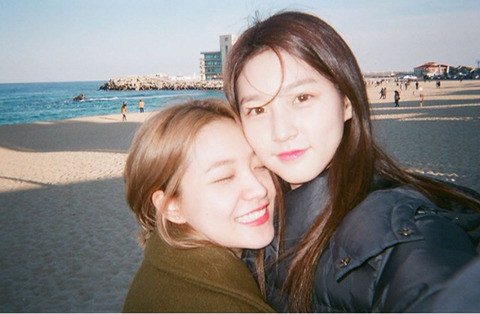 김새론과 바닷가에 간 예리.jpg | 인스티즈