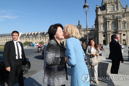 브리짓 마크롱 여사와 팔짱 끼고 가는 김정숙 여사.JPG | 인스티즈