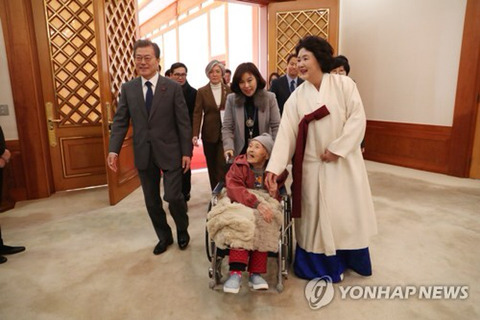 위안부 할머니 환영하는 문재인 대통령 완전 감동임 ㅠㅠㅠ | 인스티즈