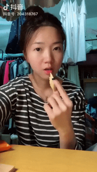 과자 한입에 먹는 방법.gif | 인스티즈