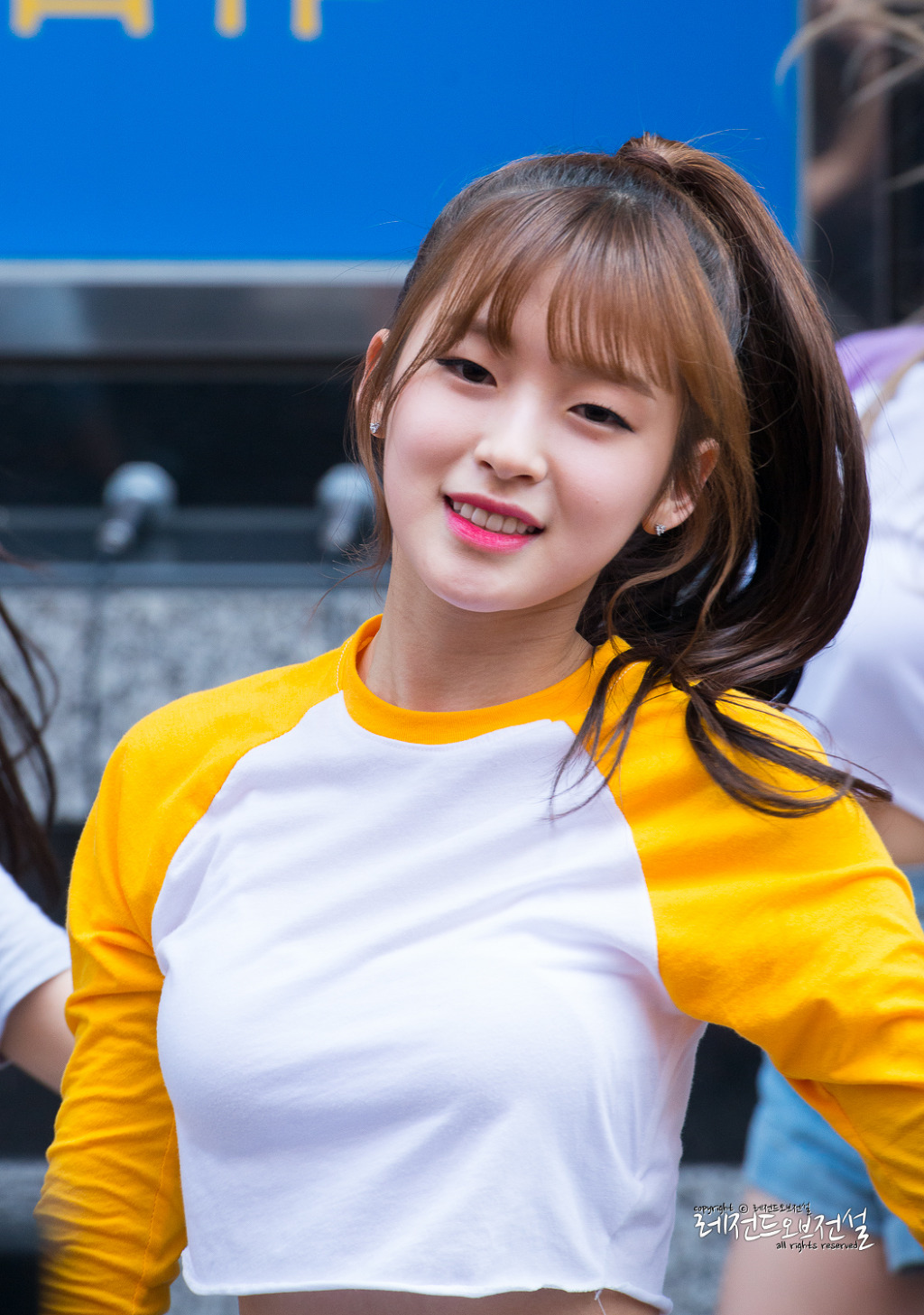 오마이걸 아린 길거리 공연 사진 | 인스티즈