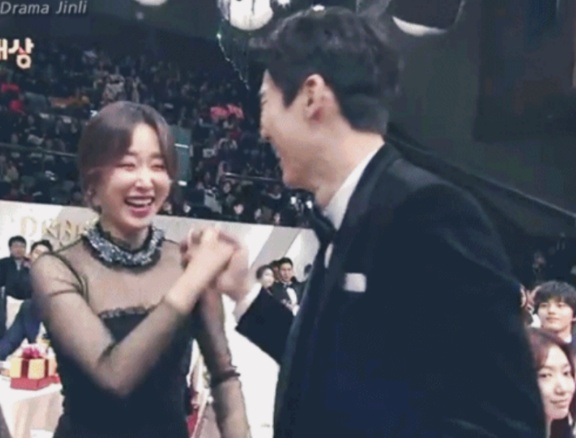 2016 SBS연기대상에서 로코물 찍고온 유연석 서현진 | 인스티즈