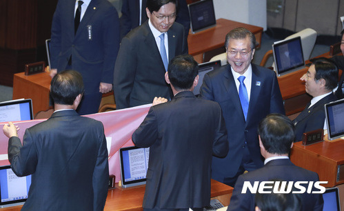 시정연설 마치고 자유한국당 찾아 악수하는 문재인 대통령 | 인스티즈