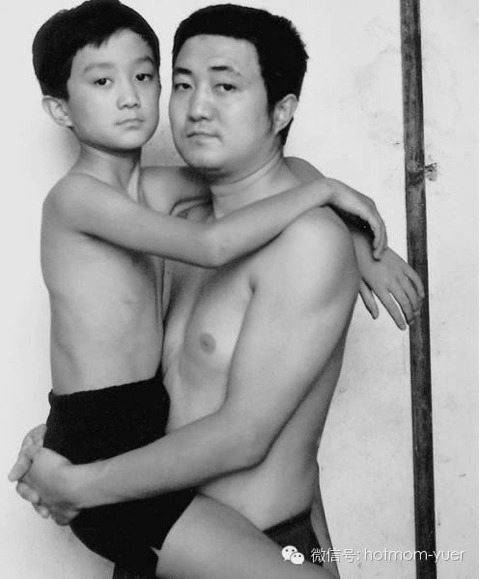 무려 27년간 매년 아들과 같은 사진을 찍은 아버지 | 인스티즈